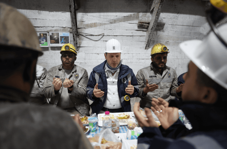 Minister Bayraktar Shares Iftar with Miners 630 Meters Underground in Zonguldak